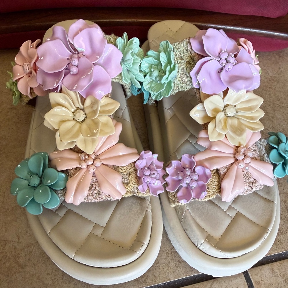 WOW....KURT GEIGER LONDON ORSON FLOWER SANDAL SZ 8.5(US). 39(EU) Orig. $260